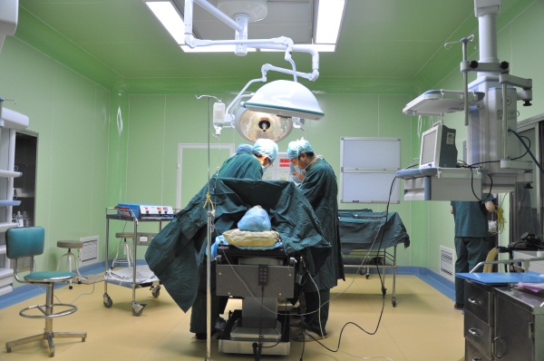 7.百级层流标准现代化手术室，保障手术安全。.jpg